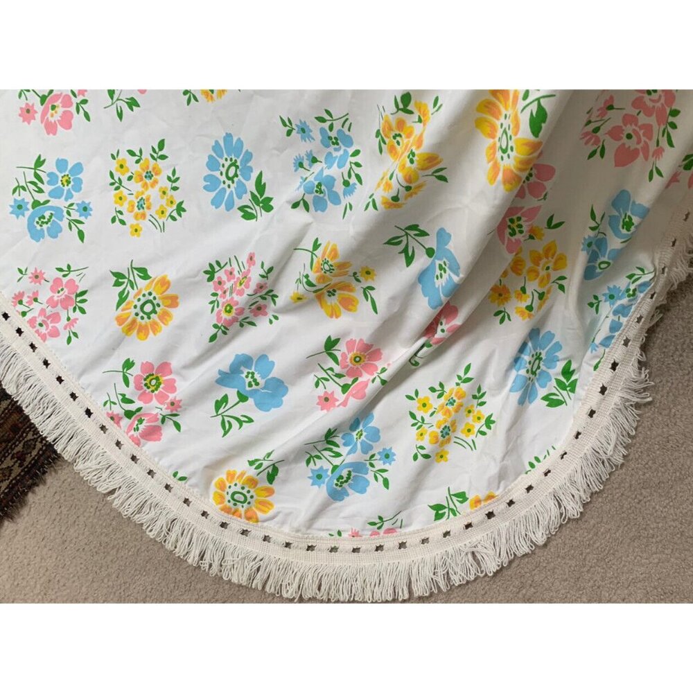 Vtg Montgomery Ward KING Size White Flower Power Design Fringed Bedspread 118x96